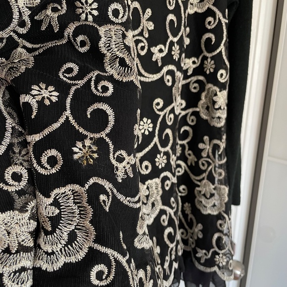 Sz M. Silver Applique Tunic - Picture 6 of 8